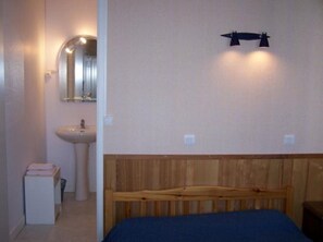 Shower, free toiletries, towels