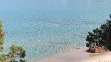 Chaises longues, serviettes de plage