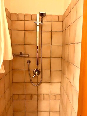 Dusche, Haartrockner, Bidet, Handtücher