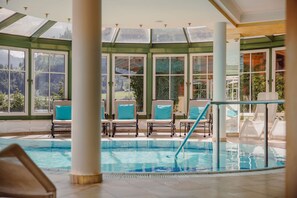 Una piscina techada, una piscina al aire libre