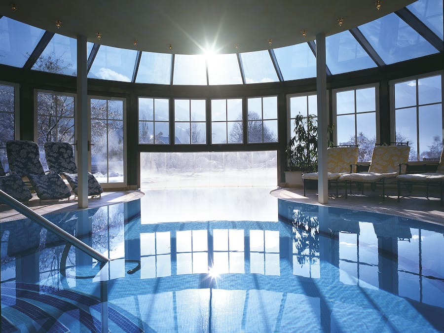 Sisäuima-allas ja ulkouima-allas avoinna 7.00–19.00, aurinkotuoleja