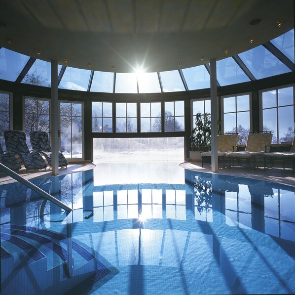 Una piscina techada, una piscina al aire libre