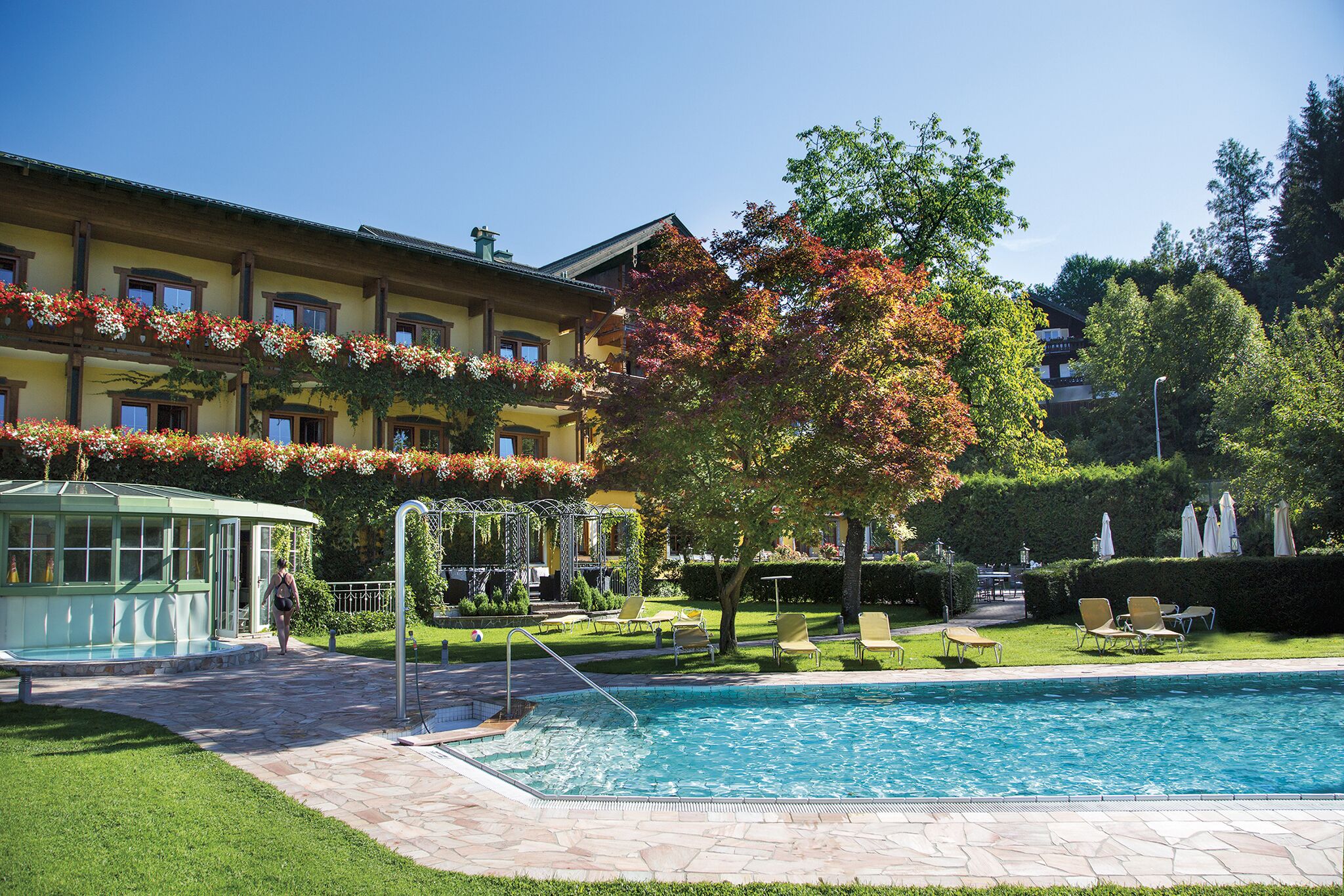 Piscina interna, piscina externa, espreguiçadeiras