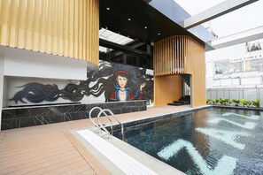 室外泳池；06:30 至 20:00 開放；泳池傘、躺椅