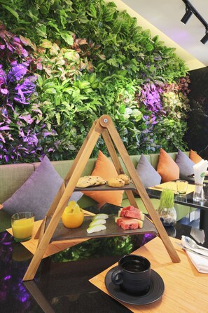 Daily buffet breakfast (VND 180000 per person)