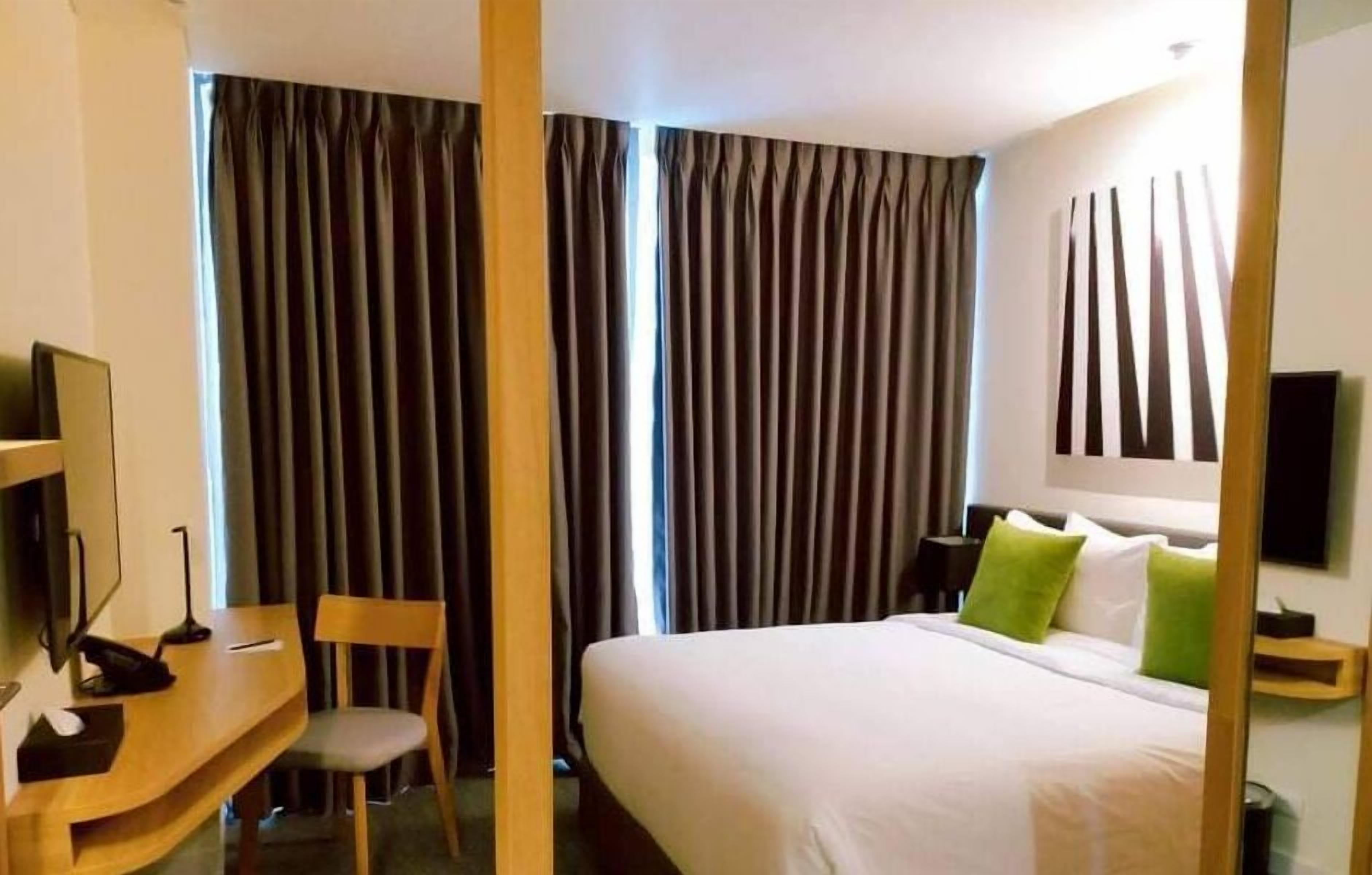 Seprai premium, selimut bulu angsa, minibar, dan brankas