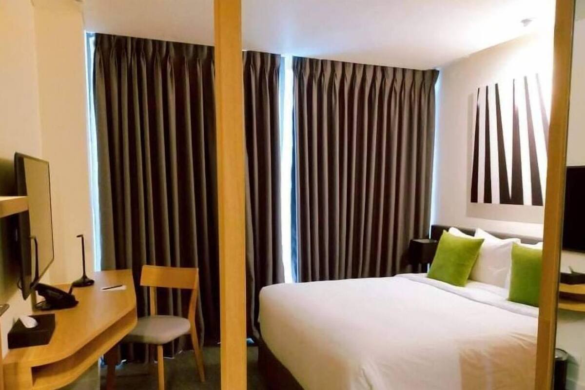 Premium bedding, down duvets, minibar, in-room safe
