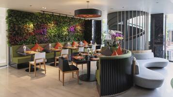 Breakfast and lunch served, local and international cuisine