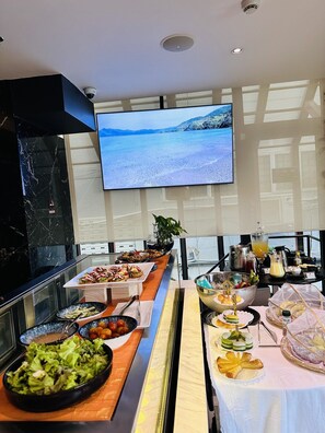 Desayuno buffet (VND 180000 por persona)