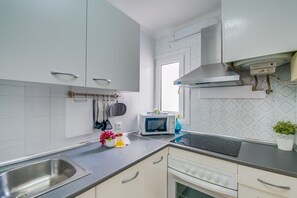 Jääkaappi, mikroaaltouuni, uuni, kahvin-/teenkeitin