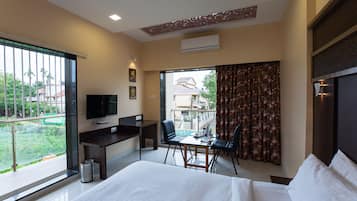 Gallery Room | Individually furnished, desk, soundproofing, free WiFi