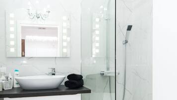 Douche, sèche-cheveux, serviettes fournies, savon