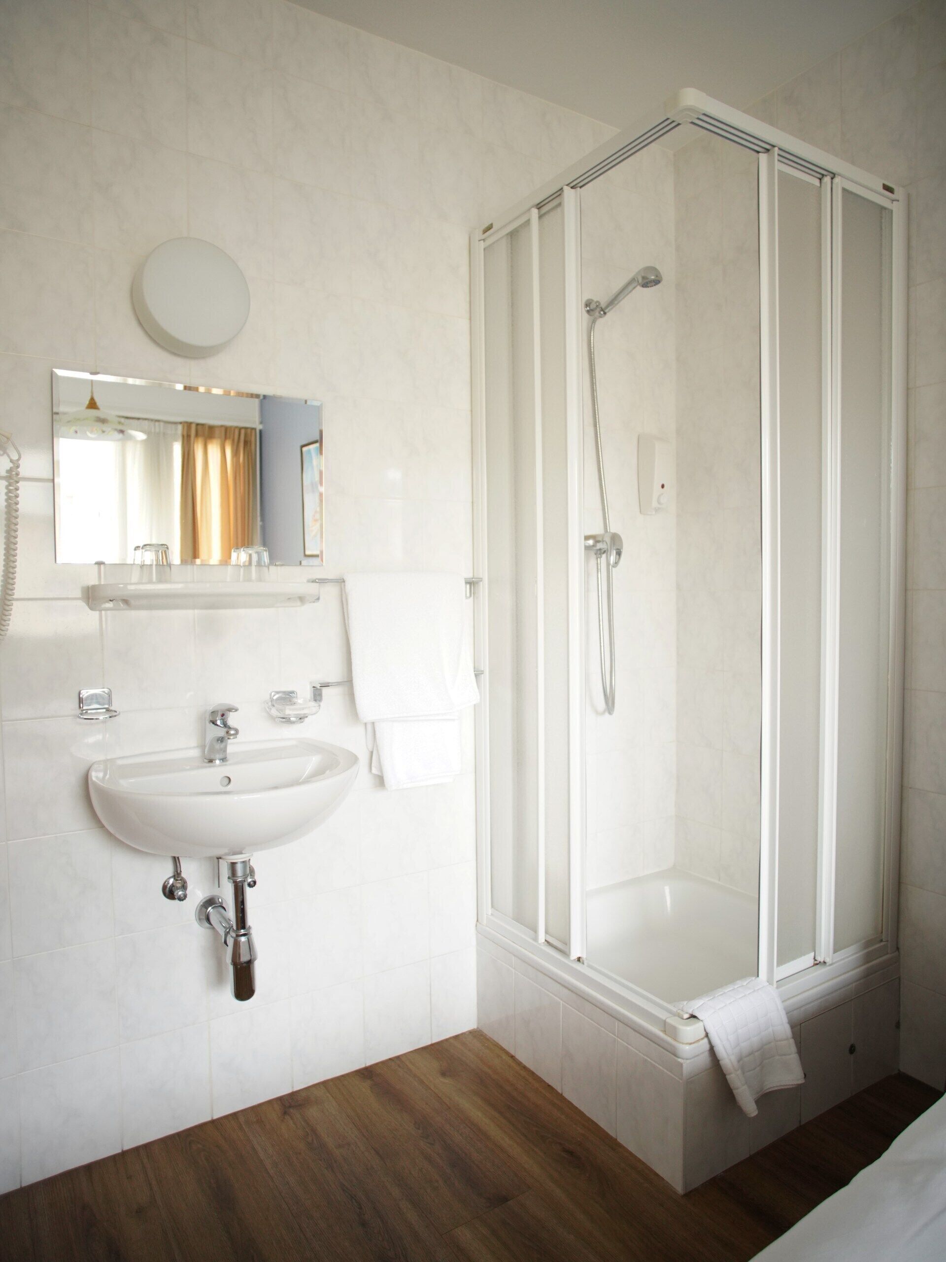 economy double or twin room (moyen budget) | bathroom | shower, towels