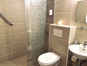 Superior Double Room, Private Bathroom | Bathroom | Shower, towels - PRIMADOM Aparthotel (Geneva)