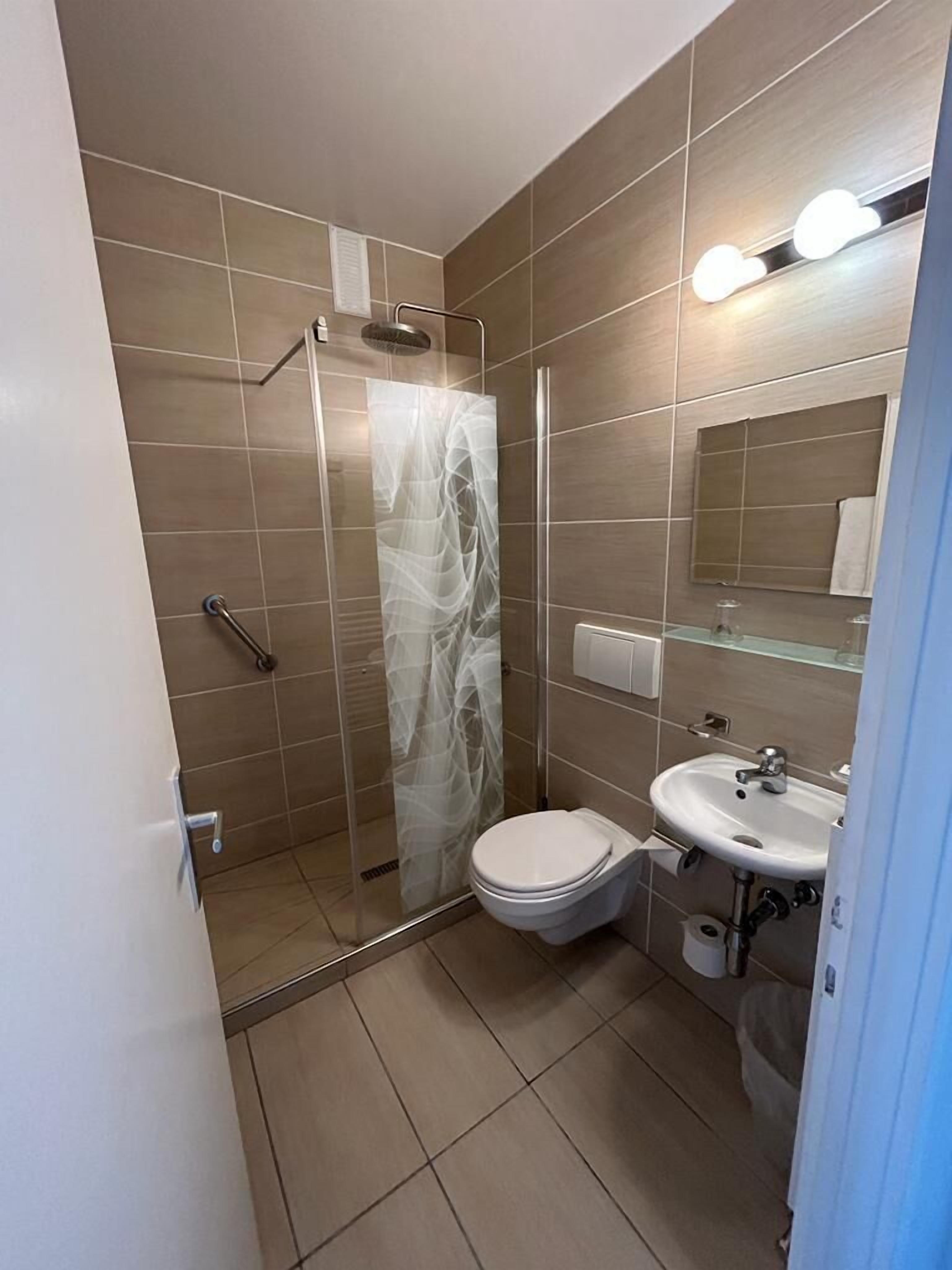 superior studio suite, private bathroom (moyen budget) | bathroom | shower, towels