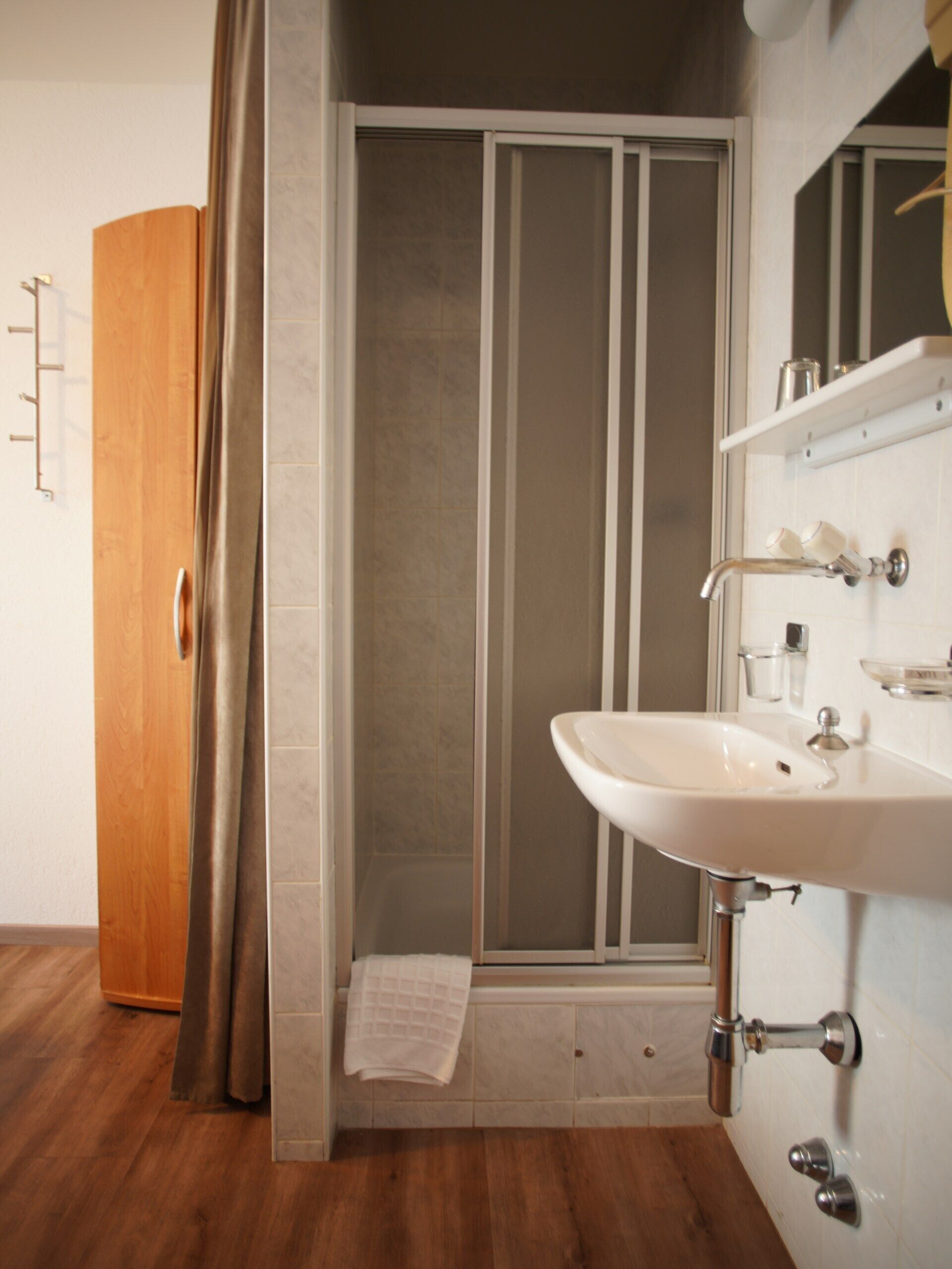 standard double or twin room, private bathroom | bathroom | shower, towels