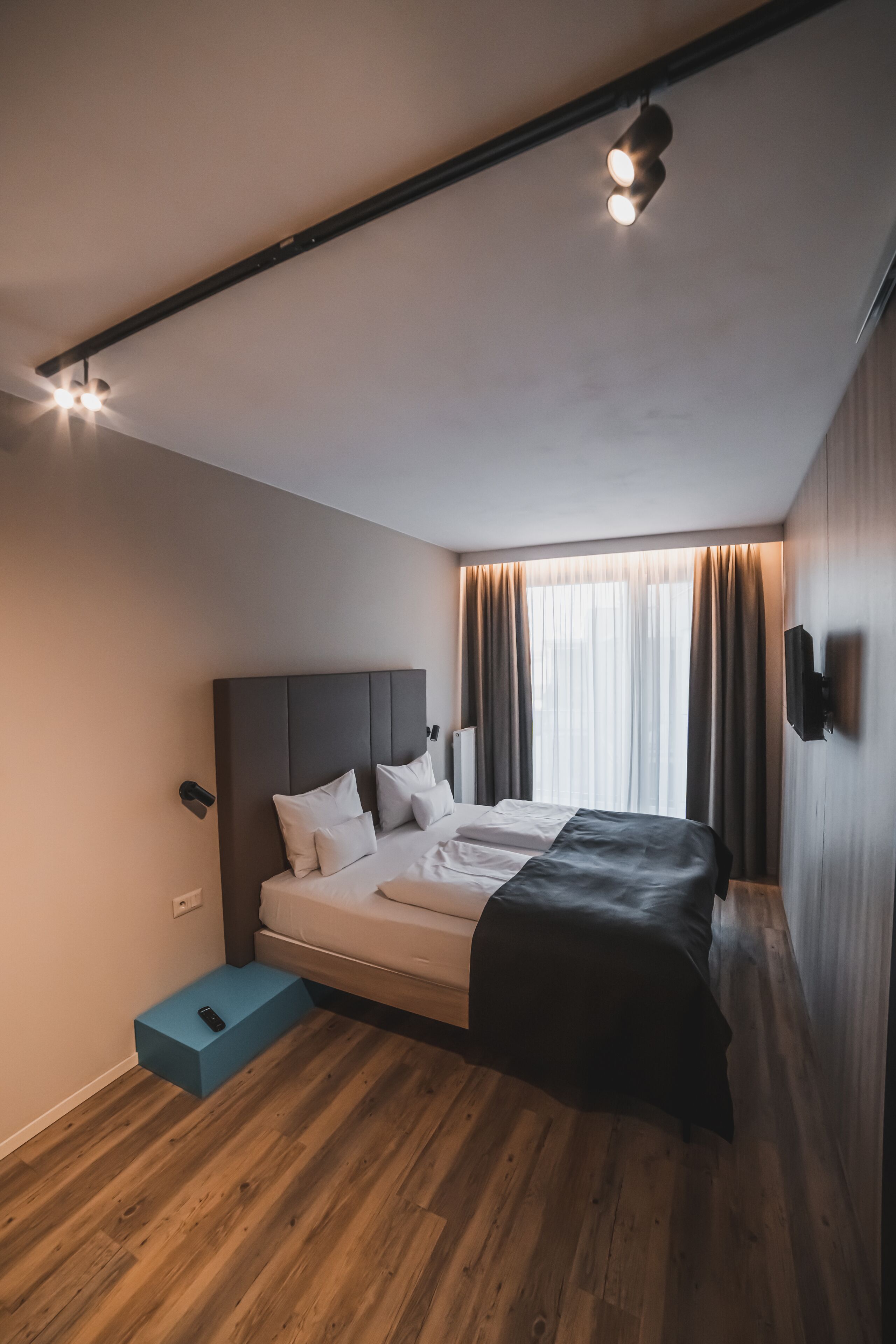 suite, balcony | hypo-allergenic bedding, desk, laptop workspace, blackout curtains