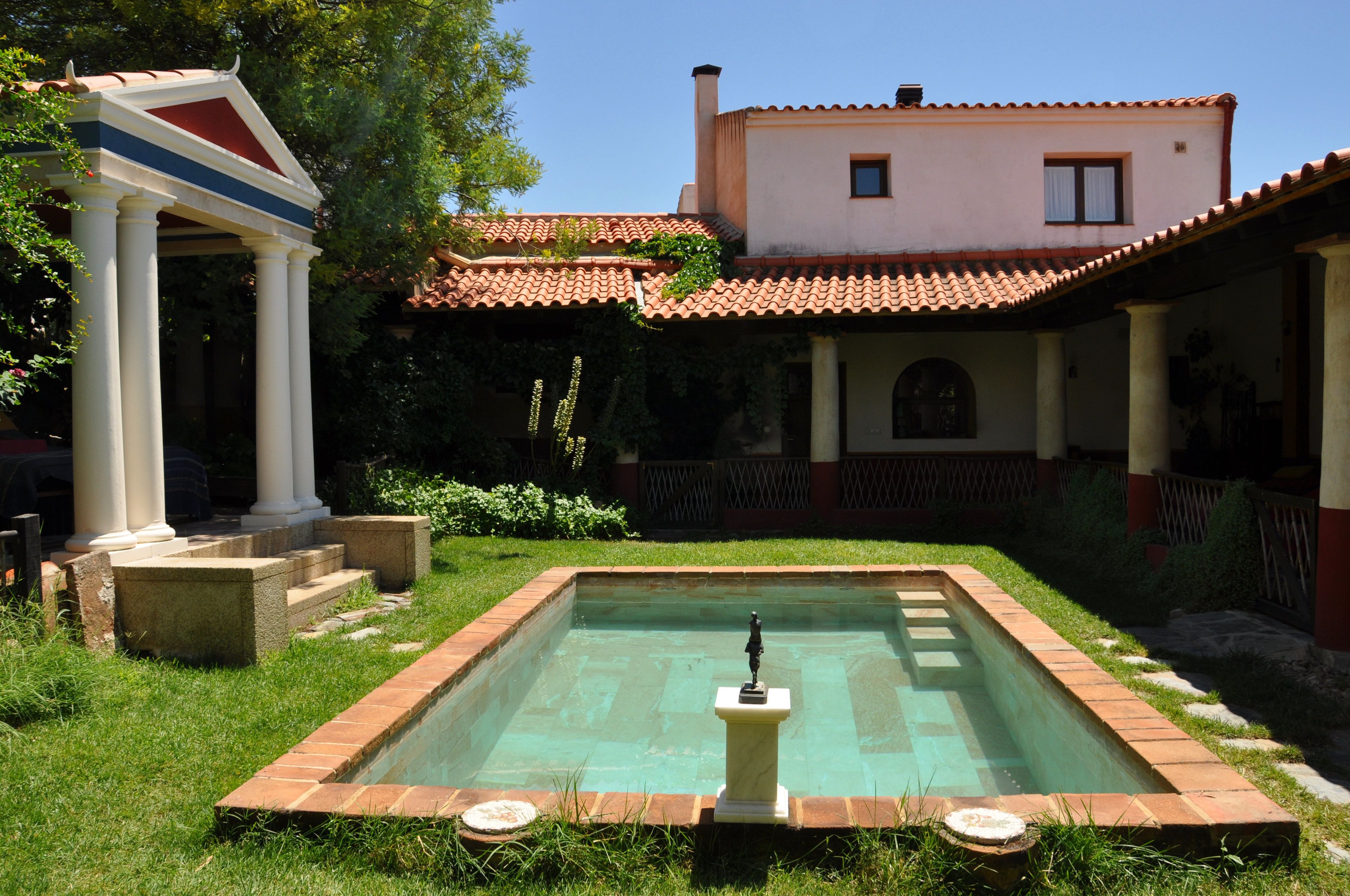 Piscine extérieure, chaises longues