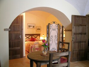 Studio Suite truyền thống, 1 giường cỡ queen | Minibar, bàn, khu vực làm việc phù hợp cho laptop, màn/rèm cản sáng 