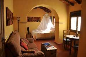 Studiosvit Classic - 1 queensize-säng | Minibar, skrivbord, arbetsyta för laptop och mörkläggningsgardiner