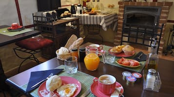 Petit-déjeuner continental (7 EUR par personne)