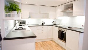 Sea Spray | Private kitchen | Full-size fridge, microwave, oven, stovetop - Seaspray (Moelfre)