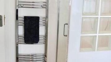 Cottage | Bathroom | Separate bathtub and shower, free toiletries, hair dryer, towels