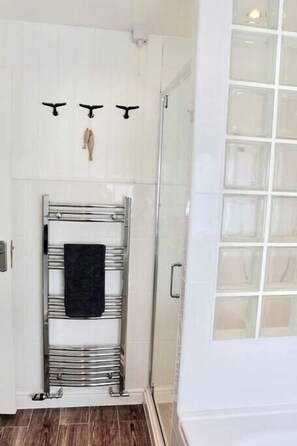 Cottage | Bathroom | Separate tub and shower, free toiletries, hair dryer, towels - The Cottage (Moelfre)