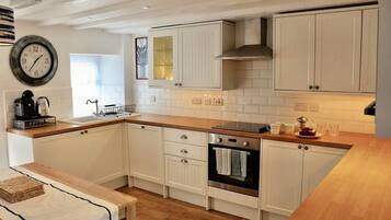 Cottage | Private kitchen | Full-size fridge, microwave, oven, stovetop