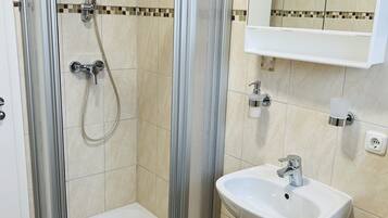 Ducha, toallas, jabón y champú