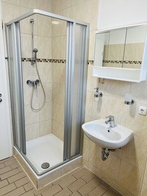 淋浴設備、毛巾、肥皂、洗髮精