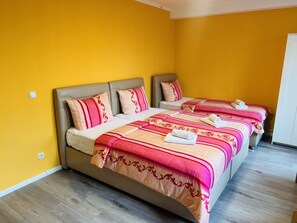 Family Room, 3 Single Beds, Non Smoking, Refrigerator | Desk, blackout curtains, soundproofing, free WiFi - M&M Hotel - Wilhelmsburg (Hamburg)