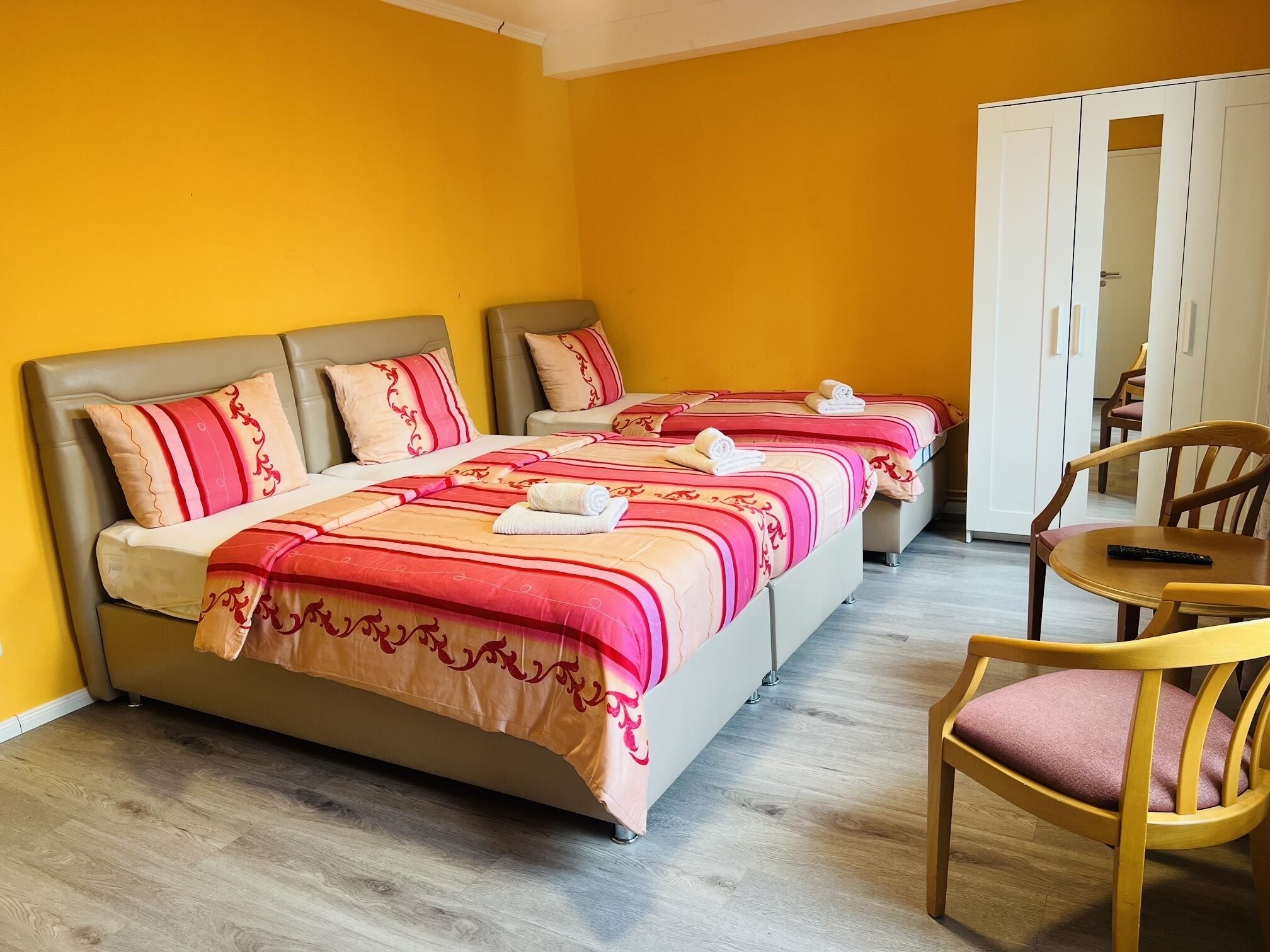 Habitació familiar, 3 llits individuals, no fumadors, frigorífic | Escriptori, cortines opaques i habitacions insonoritzades 