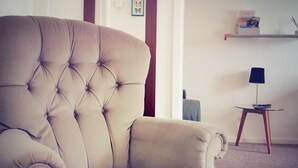 Chalet, 1 letto king | Area soggiorno | Smart TV