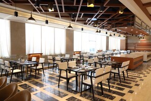 2 restaurantes; se sirve almuerzo y cena; cocina regional