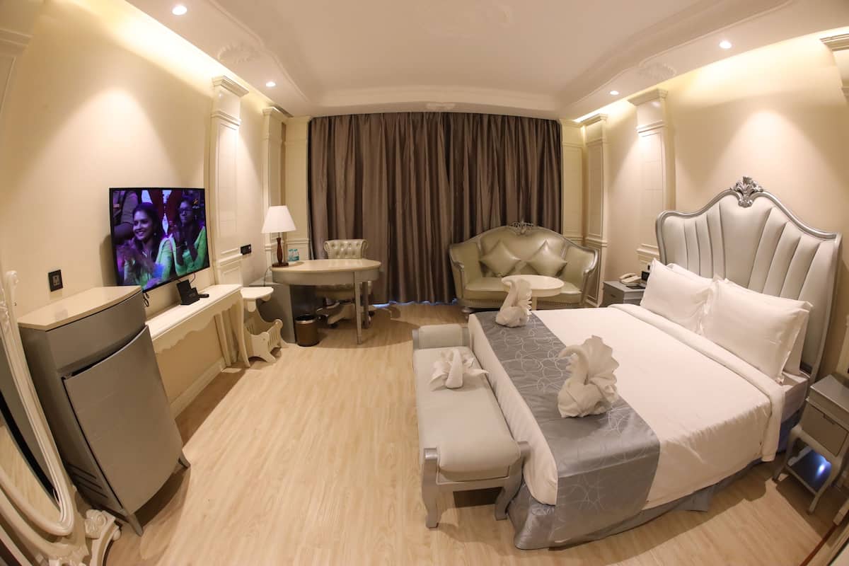 King Suite | Premium bedding, minibar, in-room safe, individually decorated
