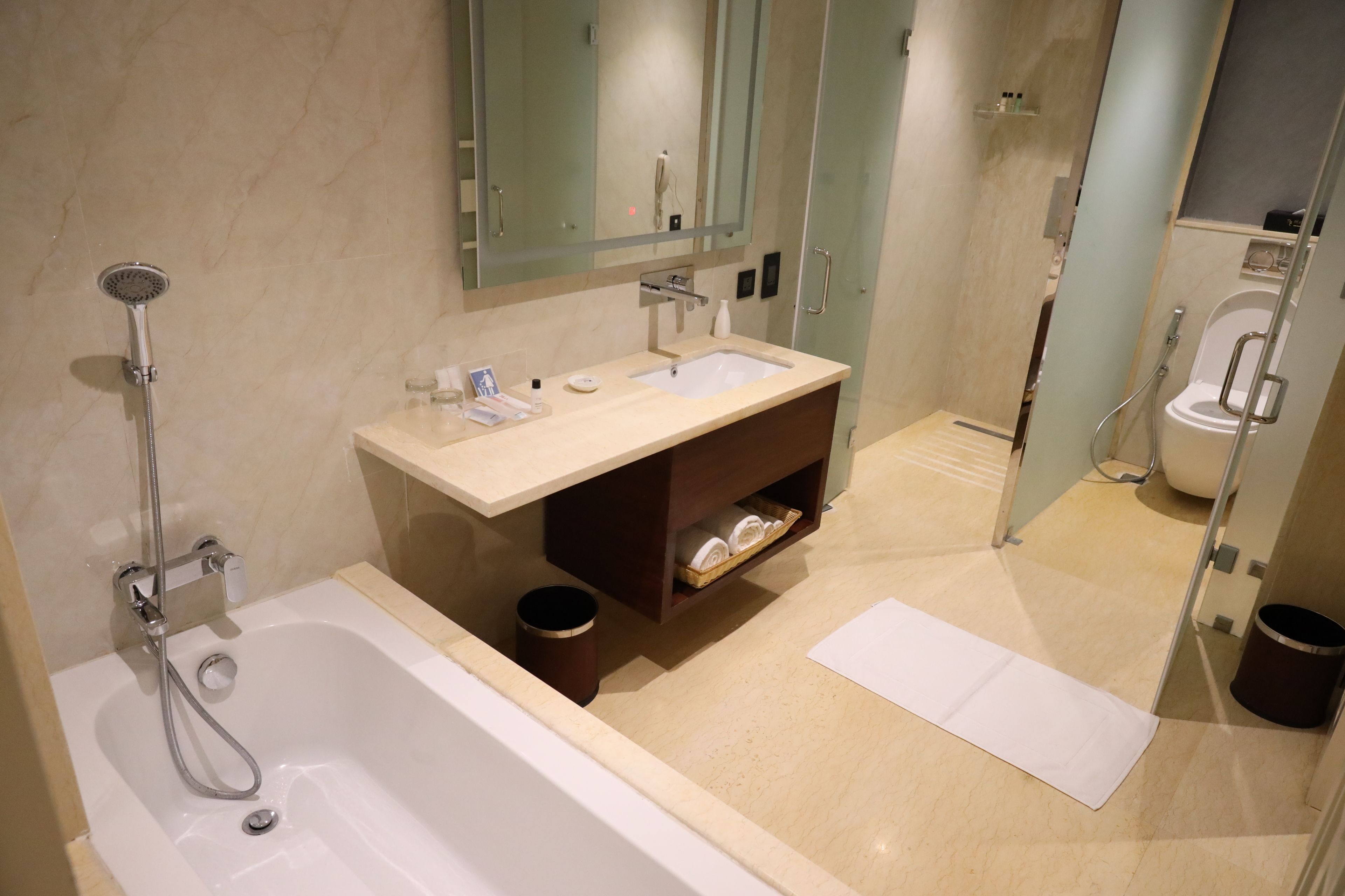 Un baño moderno con bañera, lavamanos e inodoro.