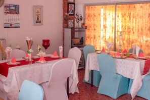 Café da manhã inglês grátis todos os dias