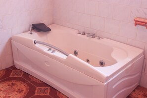 Jetted tub, rainfall showerhead, free toiletries, towels - Lillo Executive Lodge (Lusaka)
