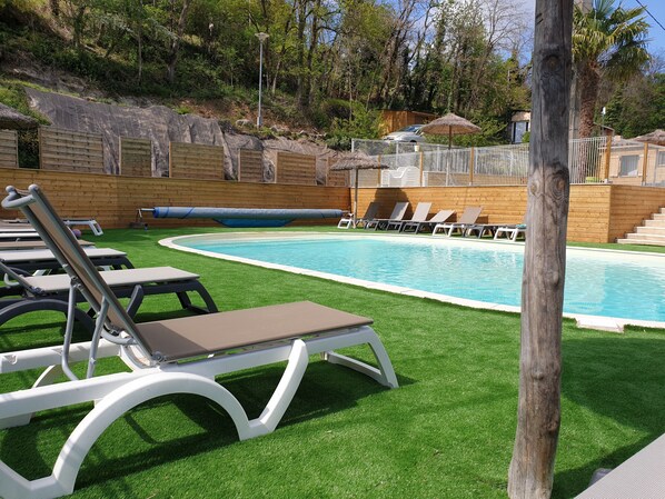 Outdoor pool, open 10:00 AM to 7:00 PM, pool umbrellas, sun loungers - Camping Cœur d'Ardèche (Les Ollieres-sur-Eyrieux)