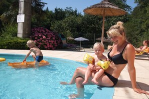Outdoor pool, open 10:00 AM to 7:00 PM, pool umbrellas, pool loungers - Camping Cœur d'Ardèche (Les Ollieres-sur-Eyrieux)