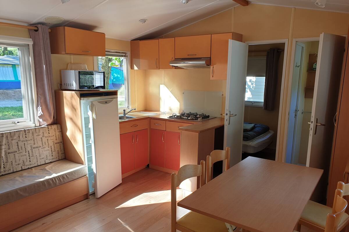 Refrigerador con freezer, microondas, placa de cocina, cafetera/tetera
