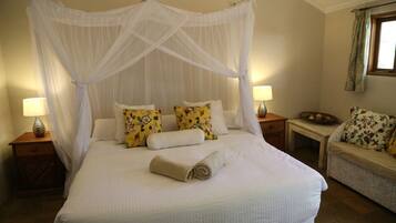 Deluxe Double or Twin Room | Peti besi dalam bilik, meja, cadar katil