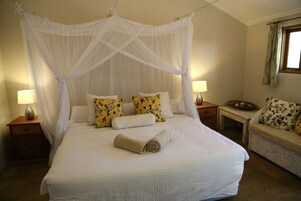 Camera Deluxe con letto matrimoniale o 2 letti singoli | Una cassaforte in camera, una scrivania, lenzuola