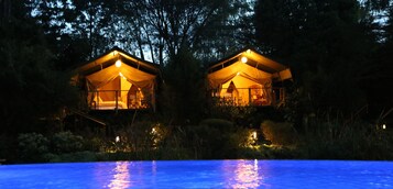 Fachada de la propiedad por la tarde o noche