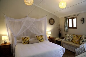 Dobbelt- eller tomannsrom – deluxe | Safe på rommet, skrivebord og sengetøy