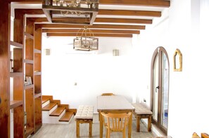 Bữa sáng đặc sản địa phương hàng ngày (5 EUR/mỗi người) 