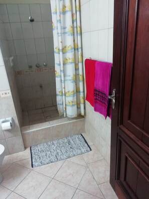 Haartrockner, Handtücher, Seife, Toilettenpapier