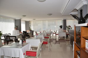 朝食、ランチ、ディナーに営業 (トルコ料理)