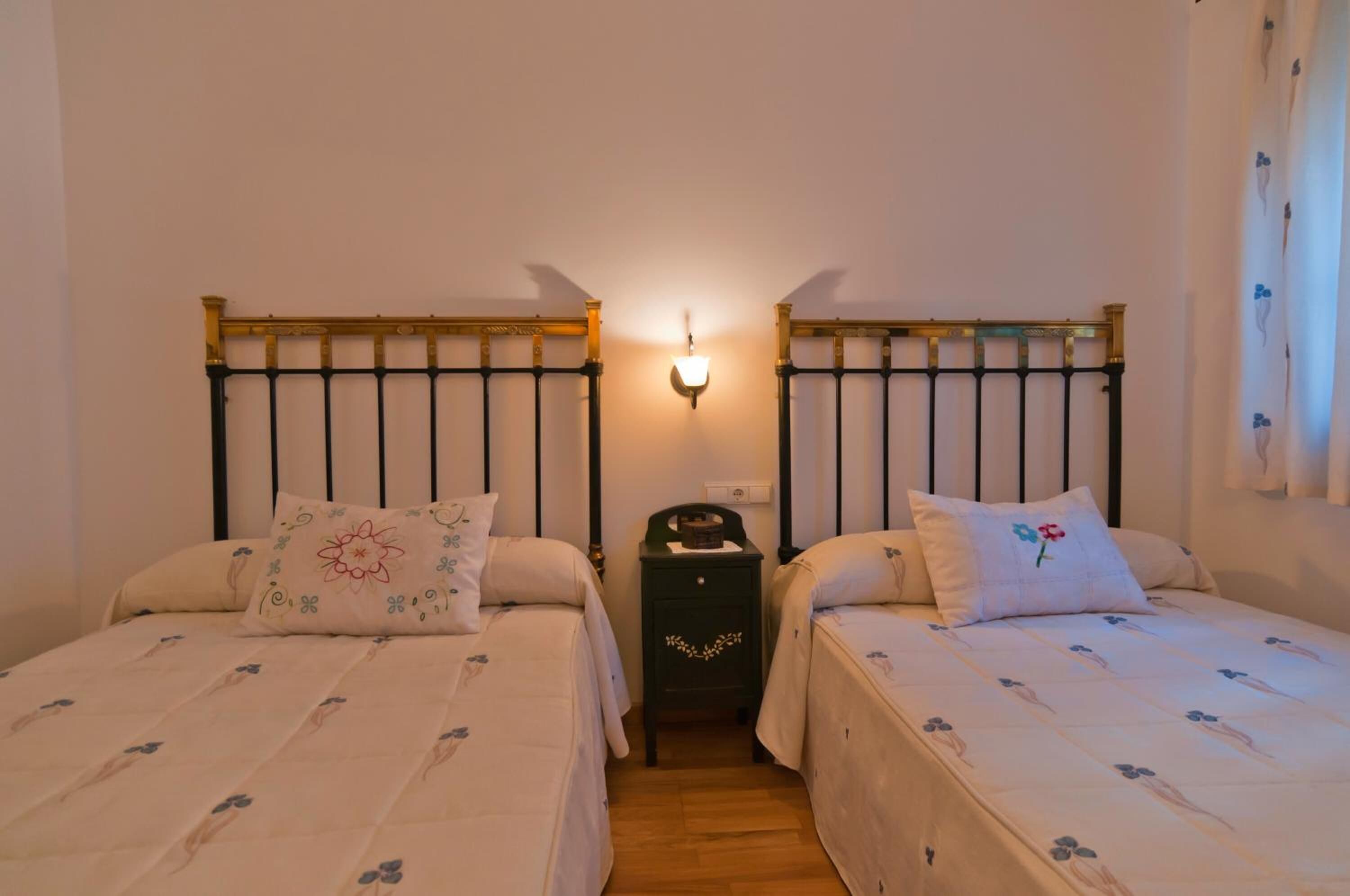 Cunas gratuitas, wifi gratis, ropa de cama